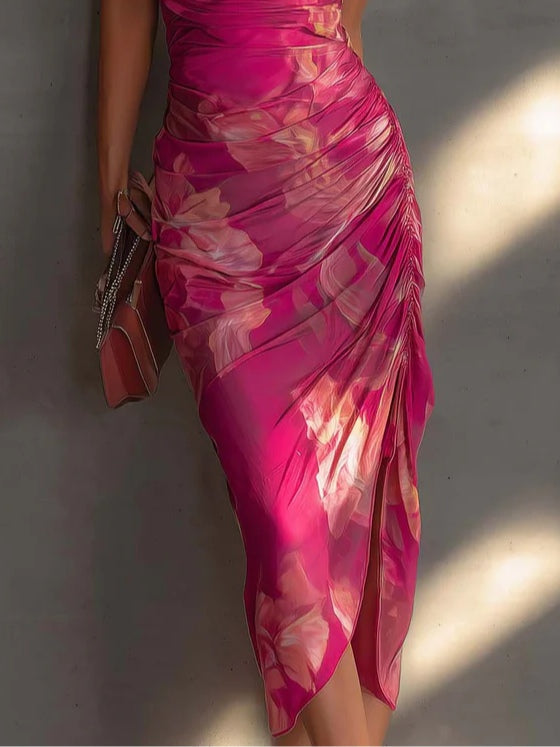 Vestido entallado de flores fucsia, sin mangas, fruncido y con abertura lateral