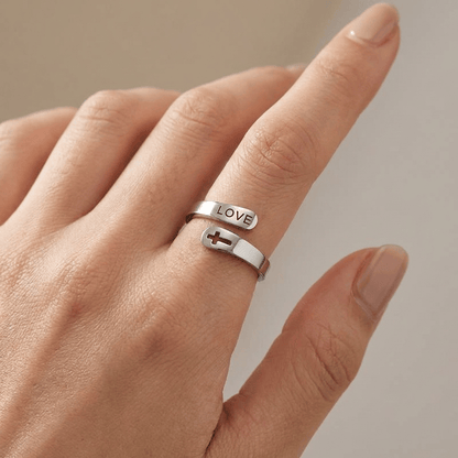 El anillo de la compasión — Cruz con detalle de amor (ajustable)