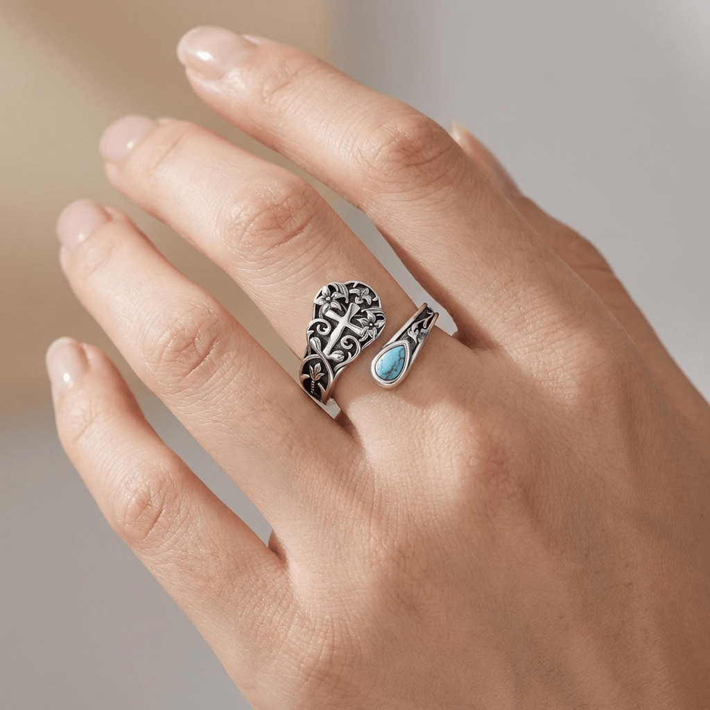 El anillo Grace — Cruz con detalle floral (ajustable)