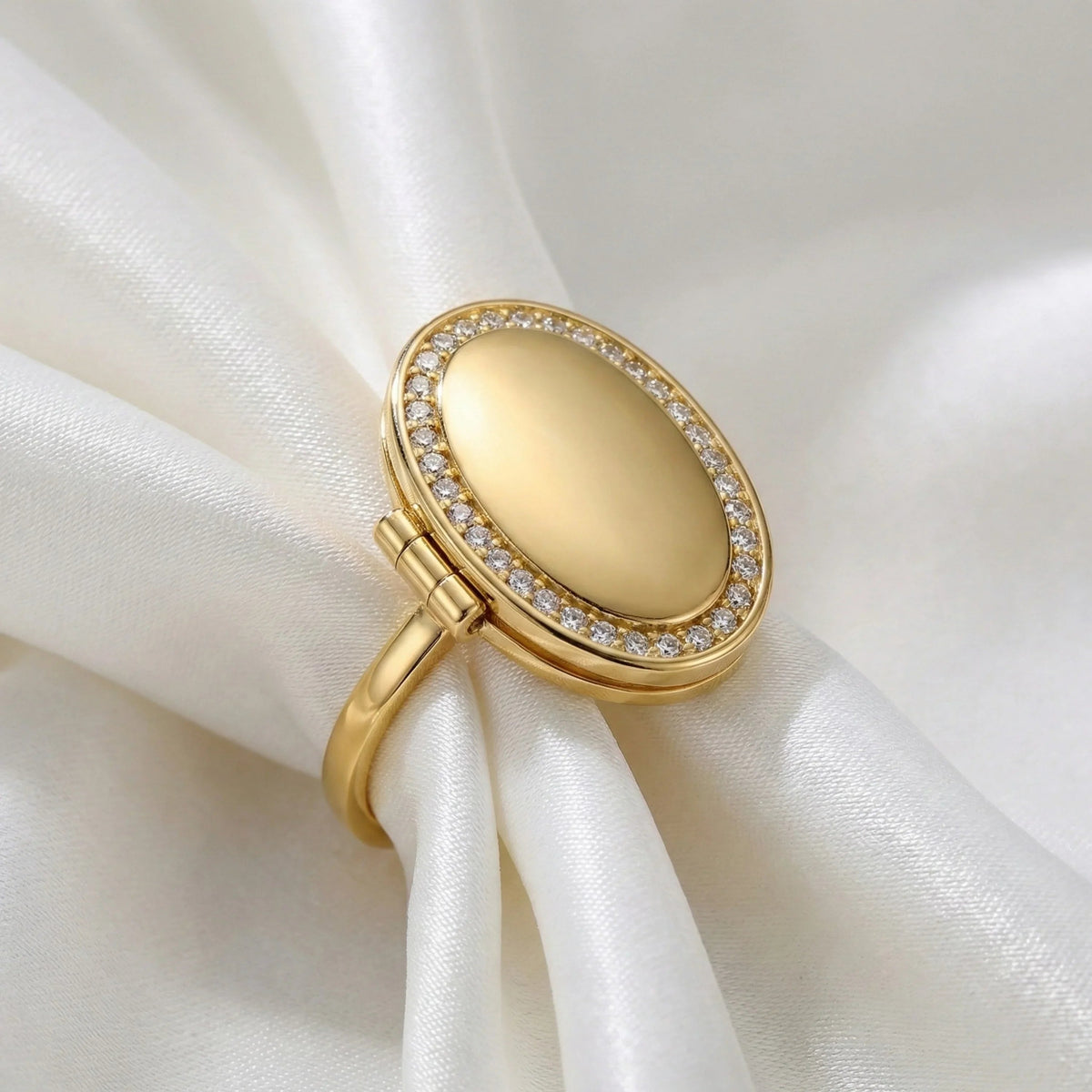 Anillo con relicario ovalado