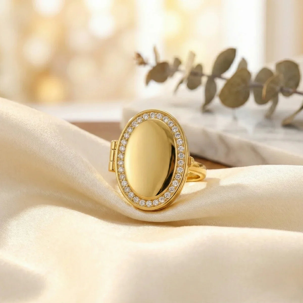 Anillo con relicario ovalado