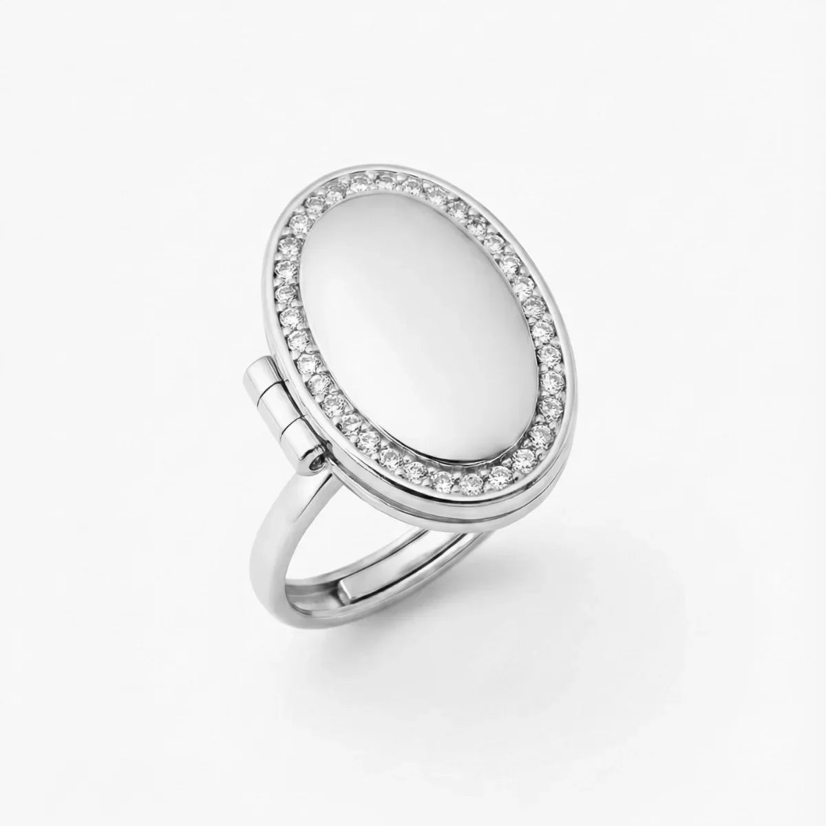 Anillo con relicario ovalado