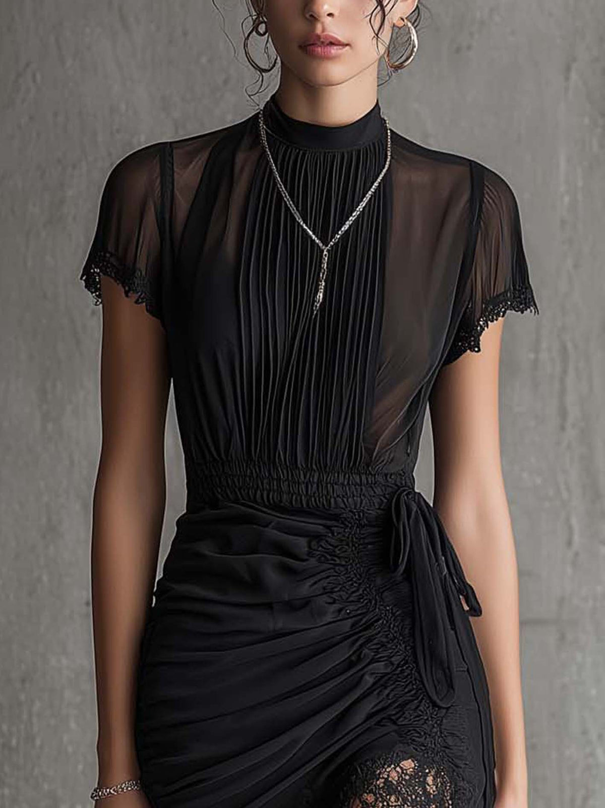 Vestido mini romántico de gasa negra plisada con ribete de encaje