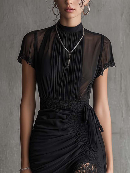 Vestido mini romántico de gasa negra plisada con ribete de encaje