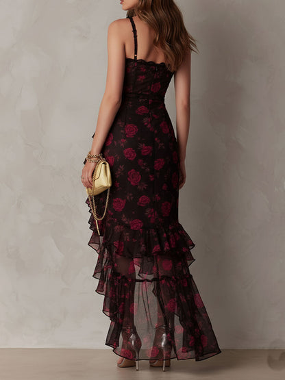Vestido negro y rojo elegante con estampado floral, fruncido y dobladillo con volantes