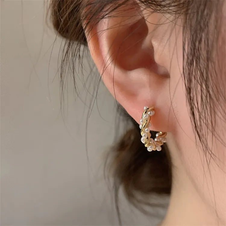 Aretes Elegantes Redondos de Perla con Incrustaciones